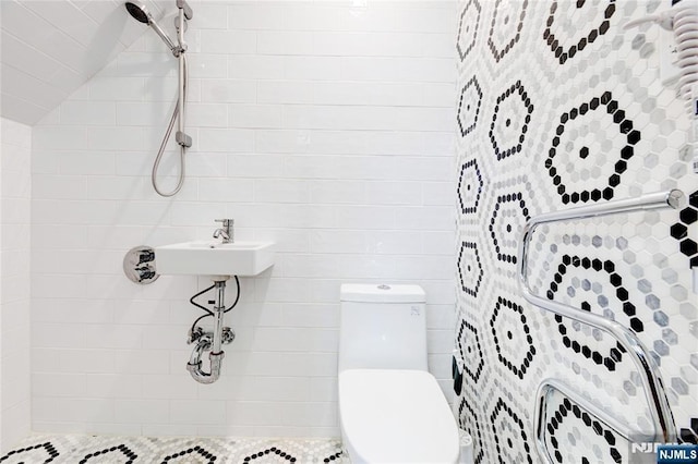 bathroom with toilet and tiled shower