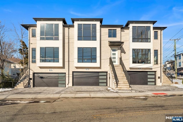 view of front facade featuring a garage