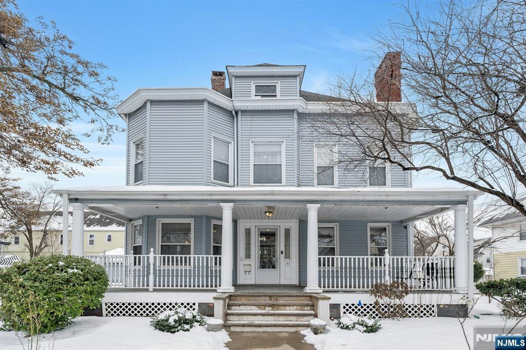 view of front of home featuring covered porch