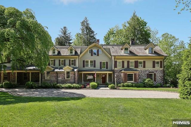 view of front of property featuring a front lawn