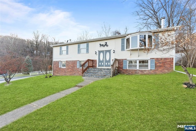 split foyer home with a front yard