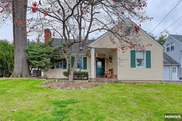 bungalow-style home featuring a front lawn