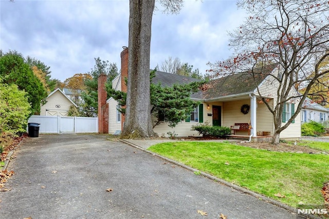 single story home featuring covered porch and a front lawn