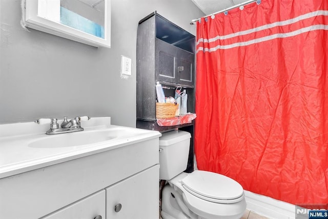 full bathroom with shower / tub combo with curtain, vanity, and toilet