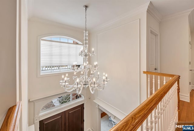 details featuring crown molding and a notable chandelier