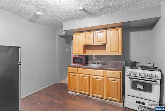 kitchen featuring sink, white electric range, stainless steel refrigerator, dark hardwood / wood-style floors, and a textured ceiling