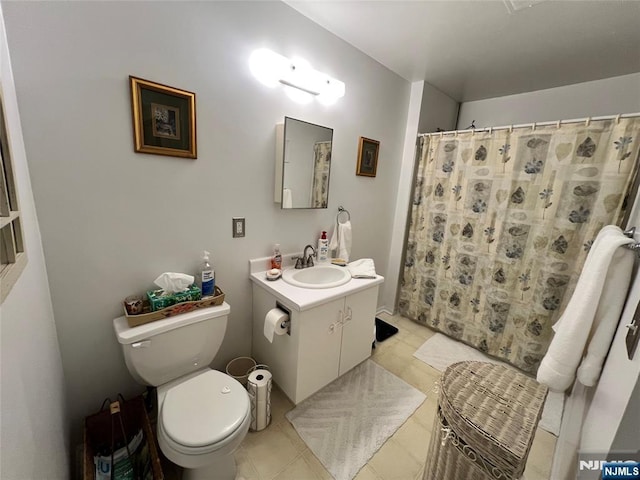 bathroom featuring a shower with curtain, vanity, and toilet