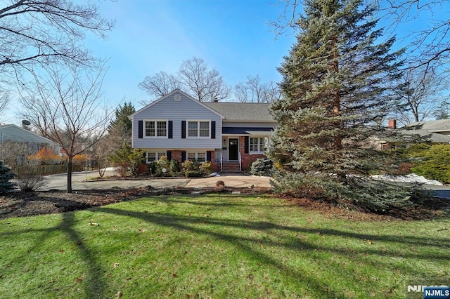 tri-level home featuring a front lawn