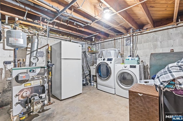 laundry room with washing machine and clothes dryer