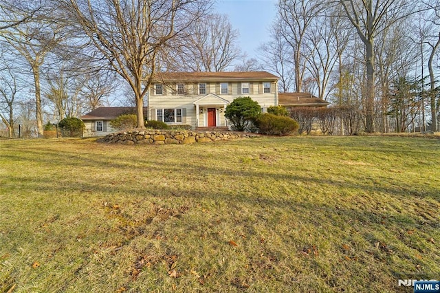 view of front facade featuring a front lawn