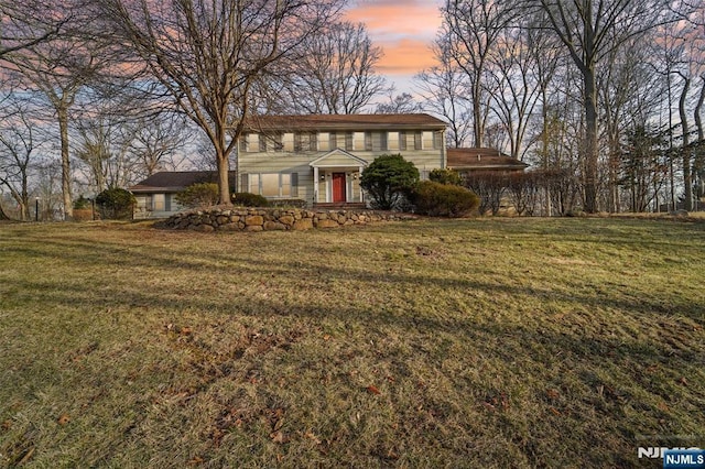 view of front of home featuring a lawn