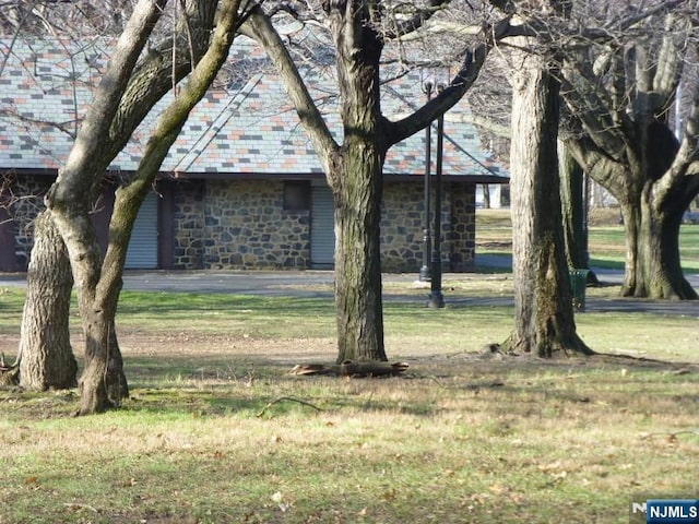 view of front facade with a front lawn