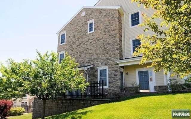 view of front of house with a front yard