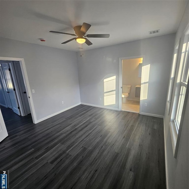 unfurnished room with dark wood-type flooring and ceiling fan