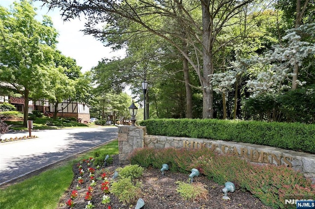 view of community / neighborhood sign