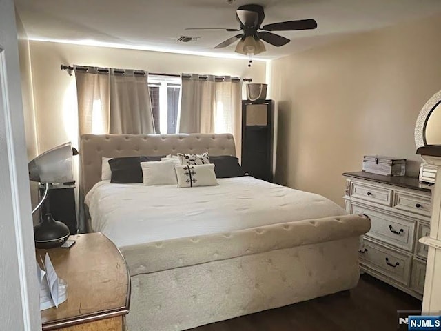 bedroom featuring ceiling fan