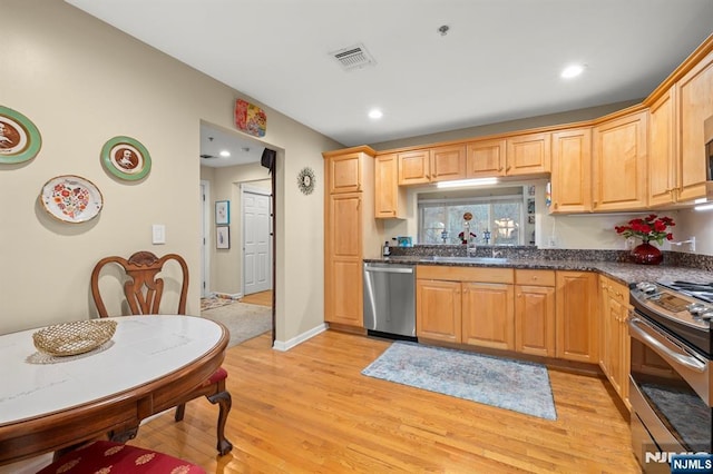 kitchen with recessed lighting, visible vents, appliances with stainless steel finishes, light wood-style floors, and a sink