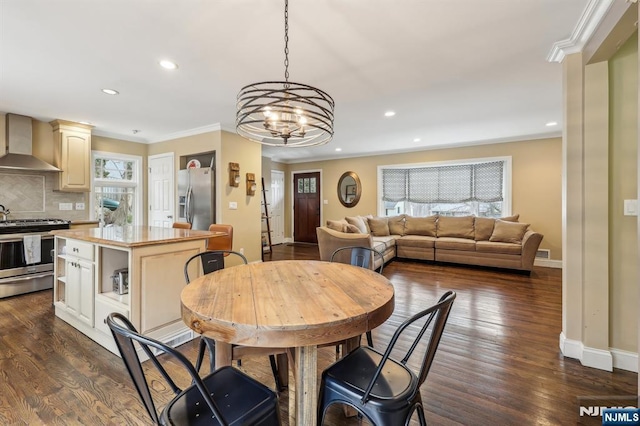 dining space featuring dark wood-style floors, recessed lighting, baseboards, and crown molding