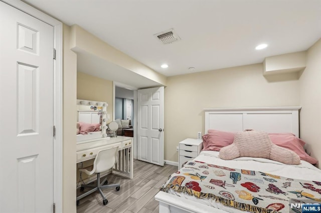 bedroom with light wood-style floors, recessed lighting, visible vents, and baseboards