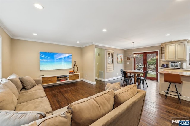 living room with recessed lighting, visible vents, baseboards, ornamental molding, and dark wood-style floors