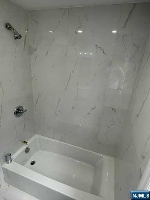 bathroom with tiled shower / bath