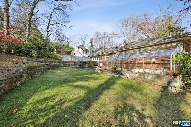 view of yard featuring an outdoor structure