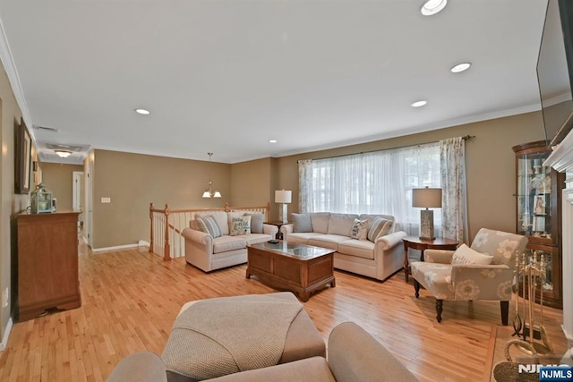 living area featuring light wood-type flooring, baseboards, crown molding, and recessed lighting