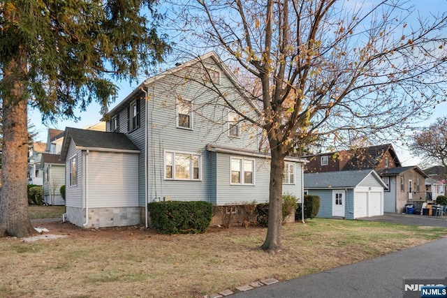 view of front of house with a front lawn and a garage