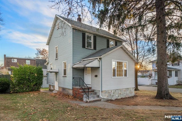 view of front of home with a front lawn