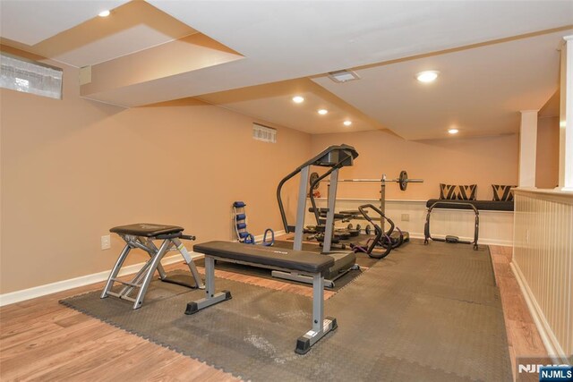 workout room with wood finished floors, recessed lighting, visible vents, and baseboards