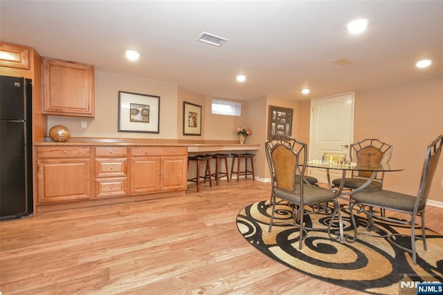 dining room with light wood-style flooring, recessed lighting, visible vents, and baseboards