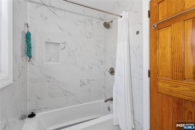 bathroom featuring shower / bath combo