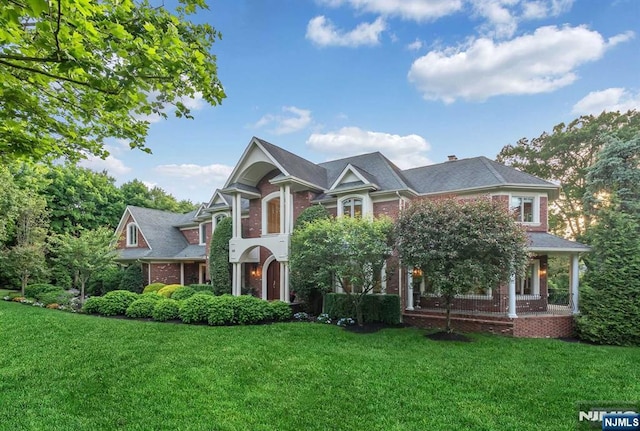 view of front of home featuring a front lawn and brick siding