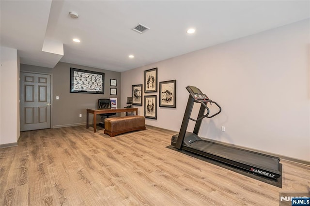 exercise room featuring light wood-style floors, recessed lighting, visible vents, and baseboards