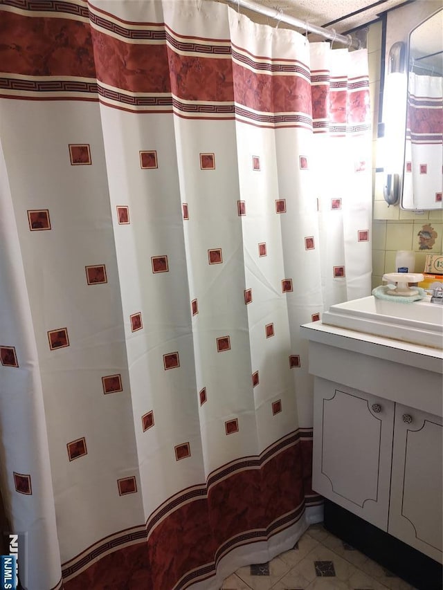 full bath featuring curtained shower and a sink