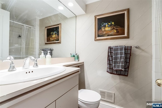 full bathroom featuring a shower with shower curtain, visible vents, vanity, and toilet