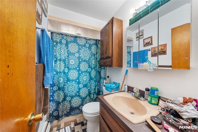 full bathroom with a shower with curtain, vanity, and toilet