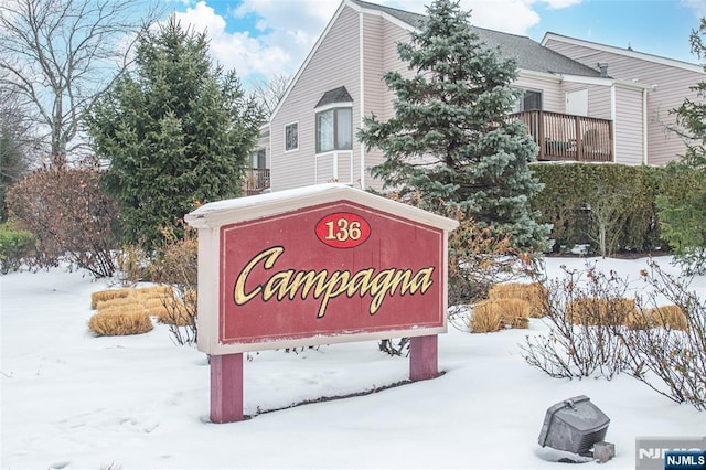 view of community / neighborhood sign