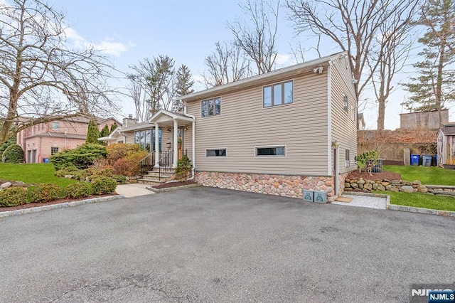 view of front of property with a front lawn