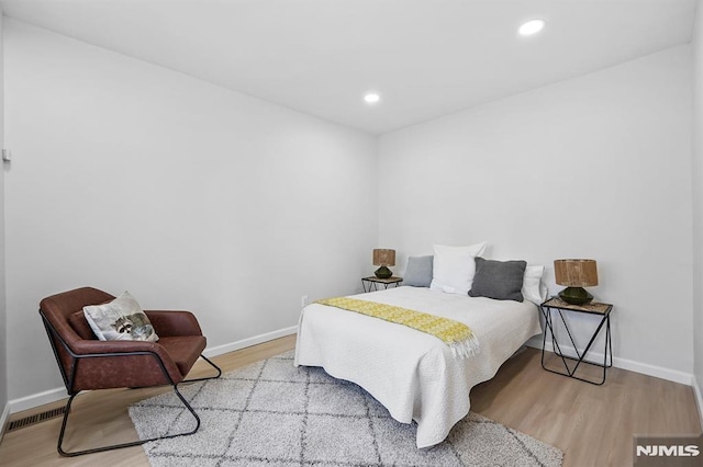 bedroom featuring light wood-style floors, recessed lighting, and baseboards