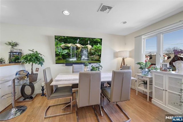 dining space with recessed lighting, baseboards, visible vents, and light wood finished floors