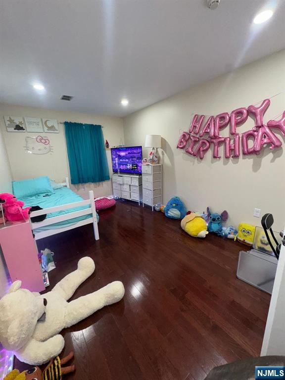 bedroom featuring visible vents, wood finished floors, and recessed lighting