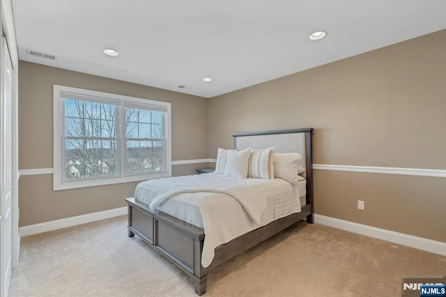 bedroom featuring recessed lighting, visible vents, baseboards, and light colored carpet