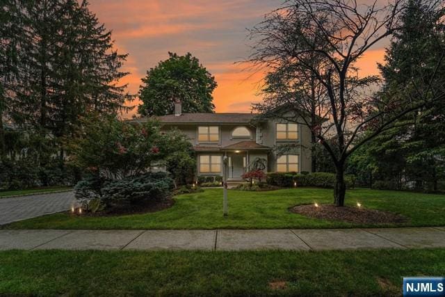 view of front of property featuring a front lawn