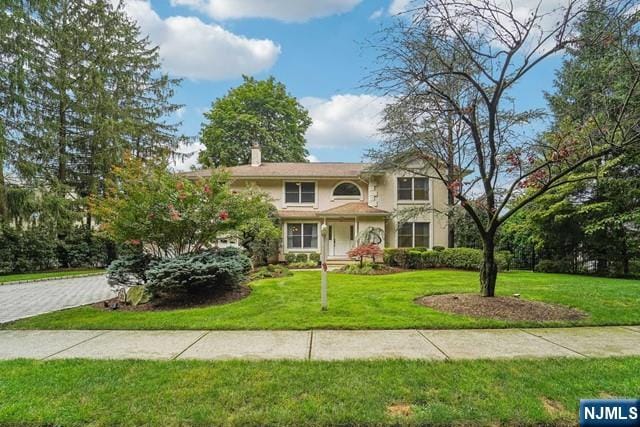 view of front of home featuring a front yard