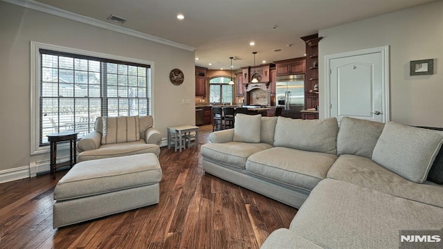 living area with baseboards, dark wood-type flooring, baseboard heating, crown molding, and recessed lighting