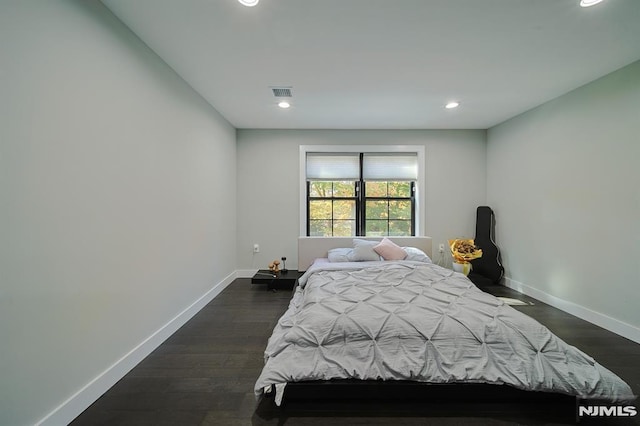 bedroom with dark wood-style floors, recessed lighting, baseboards, and visible vents