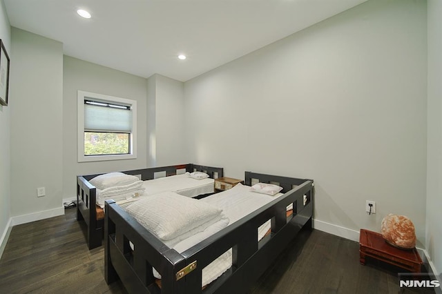 bedroom with recessed lighting, baseboards, and dark wood-style flooring