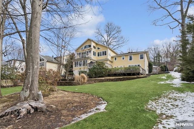 view of front of property with a front yard