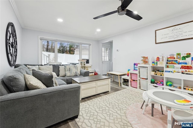 living area with recessed lighting, wood finished floors, a ceiling fan, and crown molding